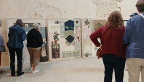 Des bénéficiaires devant un tableau