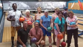  Photo de groupe devant les tapis de bowling