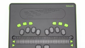 B.Book vue du dessus avec l'afficheur braille placé entre le clavier braille 8 touches et les 2 touches backspace et espace en-dessous.