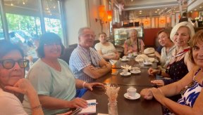 Plusieurs personnes autour d'une table dans un café
