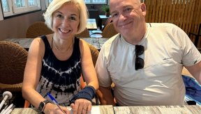 Deux personnes signent un papier
