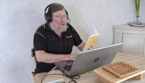 Serge Porquet, chez lui, à Blainville-sur-Orne (Calvados), enregistre des livres à haute voix pour les personnes déficientes visuelles. | OUEST-FRANCE