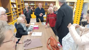 Gilles PLATRET, maire de Chalon, échangeant avec les membres de l'association autour de l'atelier braille
