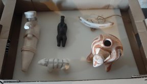 Cinq statuettes dans un carton de livraison