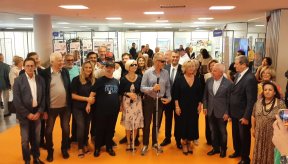 Grand groupe de personnes posant pour une photo
