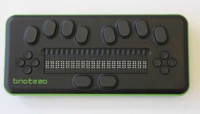 Vue du B.Note 20 caractères montrant le dessus avec l'afficheur braille, les boutons et le clavier braille