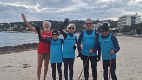 5 personnes sur une plage