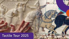 Photographie en gros plan montrant les mains d'une personne touchant une reproduction en relief (bas-relief blanc) de la Tapisserie de Bayeux. L'image est divisée en deux : à gauche, la version tactile blanche et sculptée ; à droite, l'œuvre originale brodée montrant des cavaliers et des chevaux. En bas à gauche, un bandeau violet indique « Tactile Tour 2025 ».