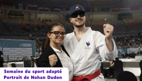 Bannière d'actualité présentant Nohan Dudon, un athlète de para-karaté, posant fièrement avec une femme dans un grand gymnase de compétition. Nohan porte un kimono blanc avec le logo « France Karaté », une ceinture rouge, une casquette et des lunettes de soleil. Tous deux sourient en serrant le poing. En bas à gauche, le texte indique : « Semaine du sport adapté, Portrait de Nohan Dudon ».