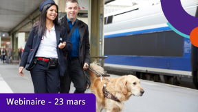 Sur un quai de gare, une agente de bord de la SNCF marche en souriant aux côtés d'un voyageur. L'homme tient en laisse son chien-guide (un Golden Retriever équipé d'un harnais) qui les précède. Un train bleu et gris est stationné en arrière-plan. La scène illustre l'accompagnement personnalisé des voyageurs à leur arrivée ou départ de la gare. Titre dans un encart violet : webinaire le 23 mars