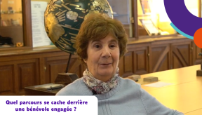 Un montage photographique sur fond violet intitulé « Quel parcours se cache derrière une bénévole engagée ? ». L'image se composed'une grande photo principal. Dans ce cadre principal, Laurence de Roquefeuil est assise dans une pièce chaleureuse avec un grand globe terrestre derrière elle. Elle s'apprête à partager son témoignage sur son parcours et son