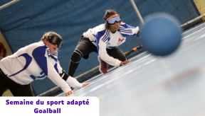 Deux joueuses de goalball en pleine action lors de la « Semaine du sport adapté ». Elles portent des masques occultants et sont en position de défense au sol sur un terrain de gymnase, prêtes à bloquer un ballon bleu qui arrive vers elles au premier plan.