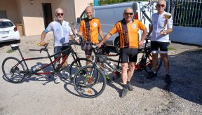  nos champions, Michel et Philippe et leurs pilotes Yannick et Serge devant leur tandem arborant chacun une coupe flaboyante. 