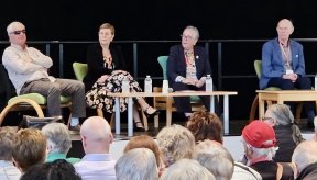 Le bureau de l'association sur la tribune