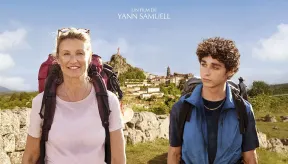 Une femme et un adolescent marchent côte à côte sur un sentier de montagne.On peut appercevoir au loin des sommets montagnard. Sur l'affiche du film est écrit "Marcher pour se sauver".