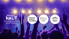 Photographie d'une foule lors d'un concert, les bras levés vers une scène illuminée. Logo de l'association Valentin Haüy en haut à gauche. Trois logos de festivals partenaires : Festival Sœurs Jumelles, 54e Festival La Rochelle Cinéma, et Francofolies.