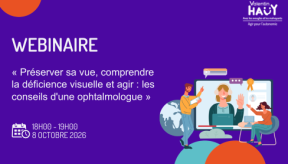 Bannière violette annonçant un webinaire. Le visuel comporte le titre « WEBINAIRE » et le texte : « Préserver sa vue, comprendre la déficience visuelle et agir : les conseils d'une ophtalmologue ». En bas à gauche figurent la date et l'horaire : « 18H00 - 19H00, 8 OCTOBRE 2026 », accompagnés d'une icône de calendrier. À droite, une illustration représente une visioconférence sur écran avec plusieurs personnes échangeant autour de la santé visuelle. Des formes graphiques orange et bleu turquoise décorent l'e