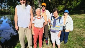 Le groupe AVH Caen pose près de Patrick Martin sur les bords de l'Orne